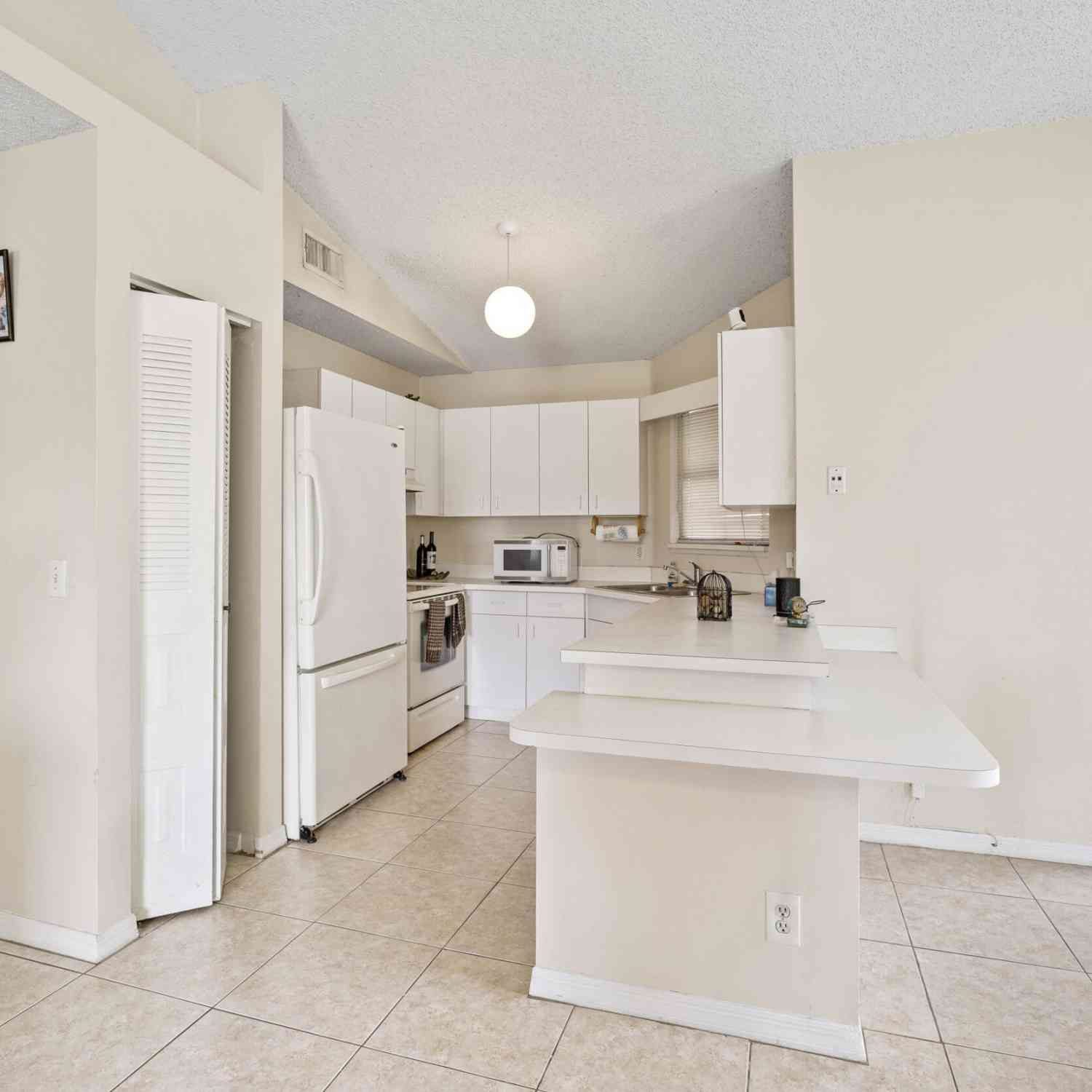 Kitchen - FL "Cozy Coastal Retreat  in ft pierce"